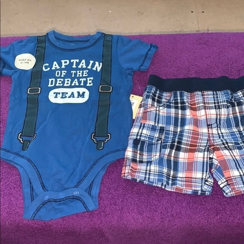 Old navy Onesie and cargo shorts set, 3-6 months.